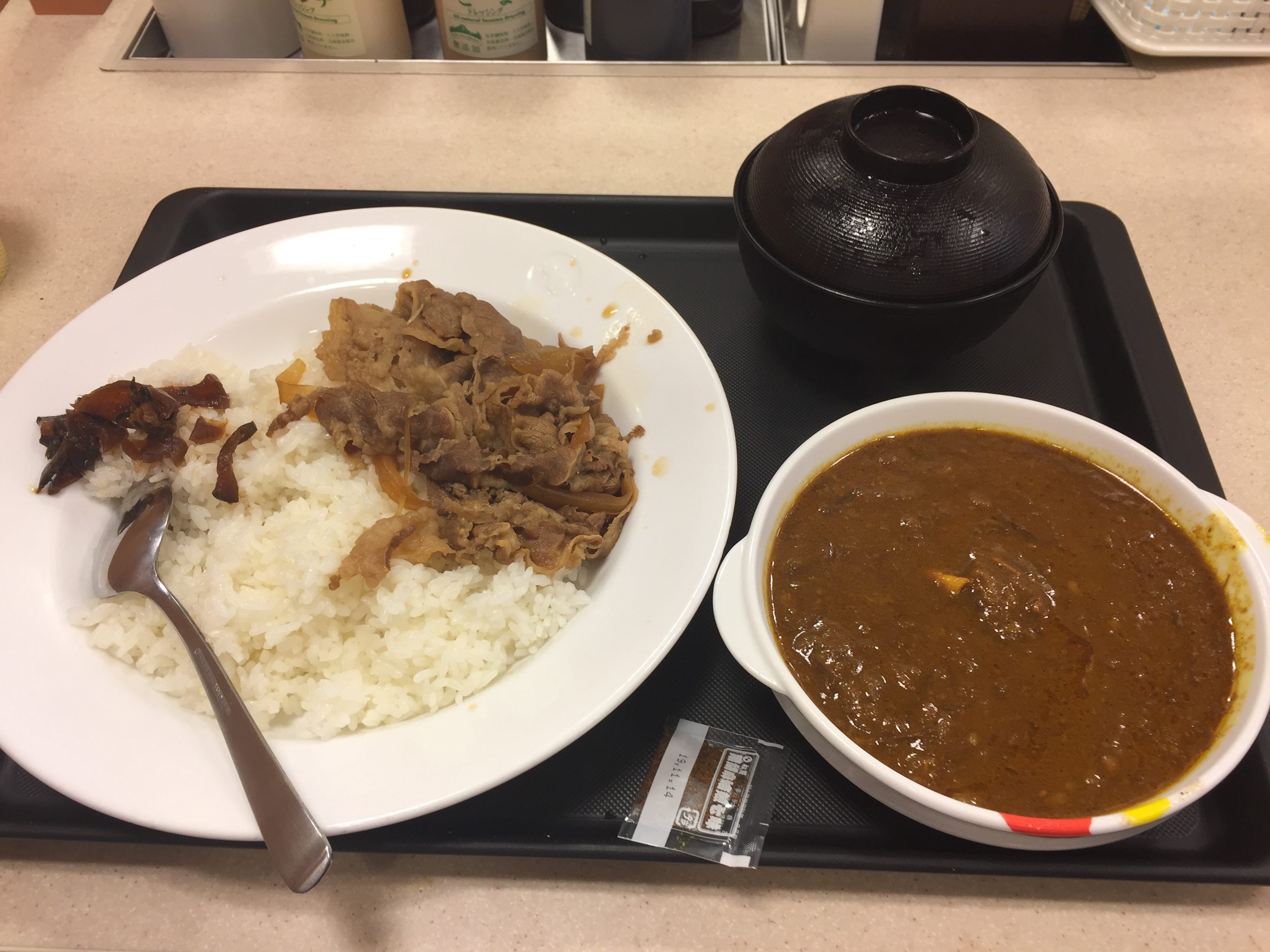 カレー 松屋の 創業ビーフカレギュウ 大盛り800円を食べてみた 確かに美味いが 肉 肉はちょっとモヤモヤする 単騎でサバイバル